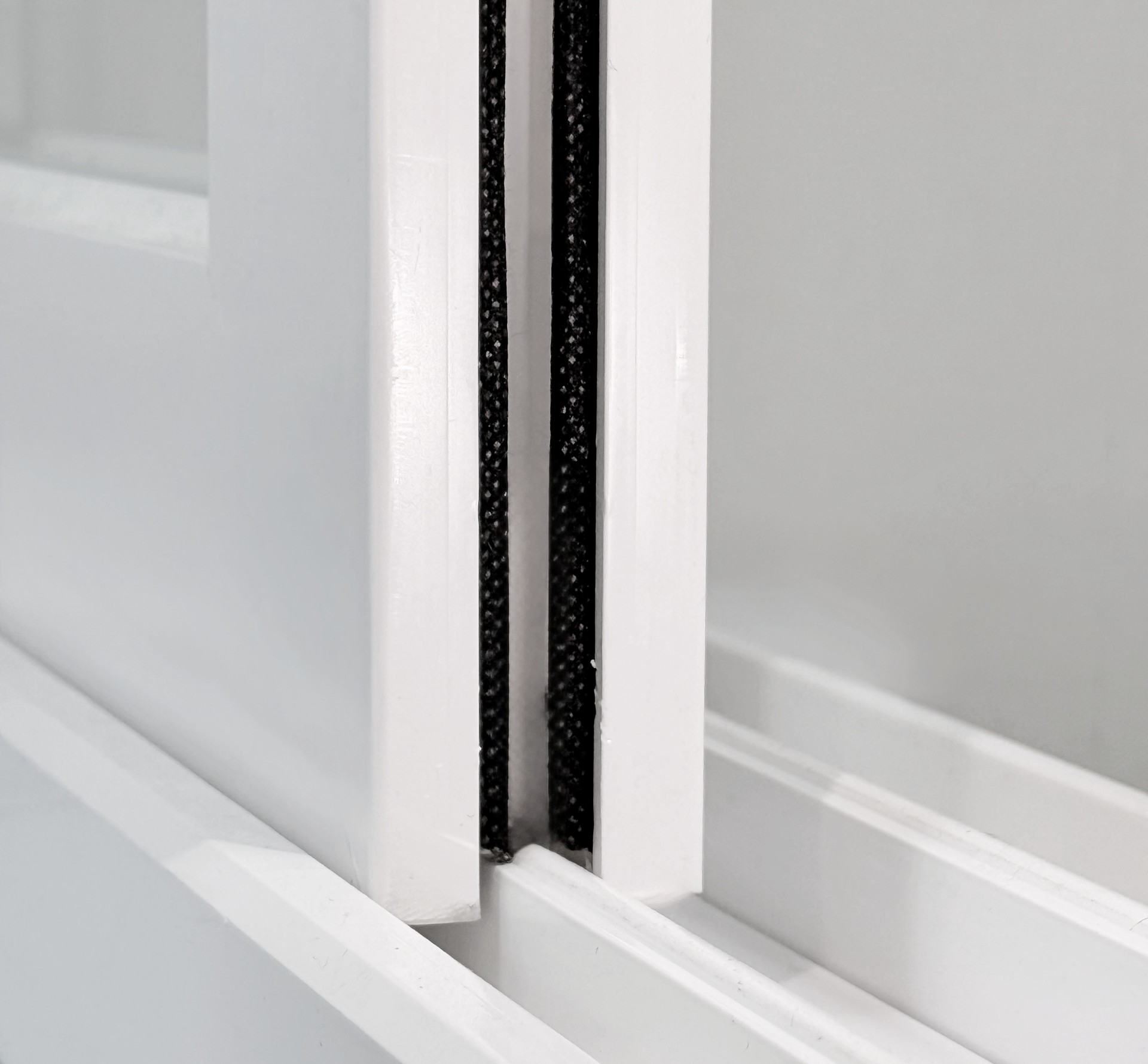 전문가의 맞춤시공으로 창틈에 딱맞게 설치된 창틀바람막이 틈가드의 모습입니다. | 외풍차단, 소음차단, 창문바람막이, 우풍차단, 외풍차단시공, 창문바람막이 시공, 창문벌레 차단, 창틀바람막이, 창틈인테리어는 에너지잡고