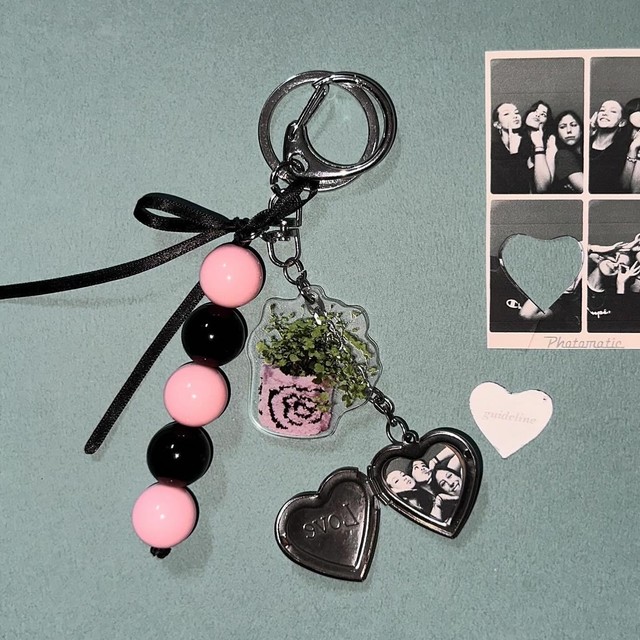 <p style="text-align:left; font-size:16px; margin-top:26px;">LOVE PHOTO KEYRING<br><span style="color:#666;">₩ 27,000</span></p>
