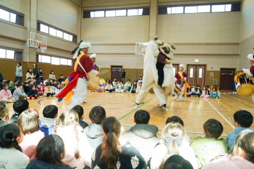 유치원공연 풍물마당놀이 해피에서 사자탈이 아이들 가까이 다가가며 공연이 진행되는 장면