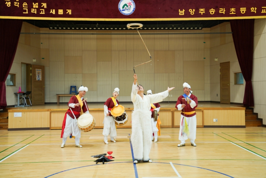 유치원공연 풍물마당놀이 해피에서 연희자가 버나놀이 기예를 선보이는 장면