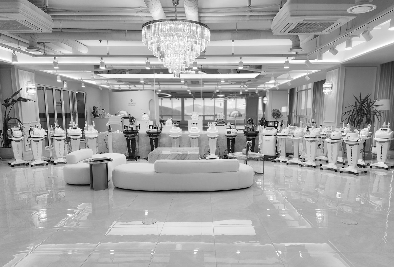 <h1 style="text-align: center; font-size:40px;">제품안내</h1><p style="text-align: center; font-size: 18px; font-weight: 300; line-height: 25px; padding: 0 100px;">60여종의 다양한 제품 라인업! 바디 및 얼굴 관리 전반에 걸쳐 고객 라이프스타일에 맞춘 전문적이고 차별화된 경험을 선사합니다.</p>