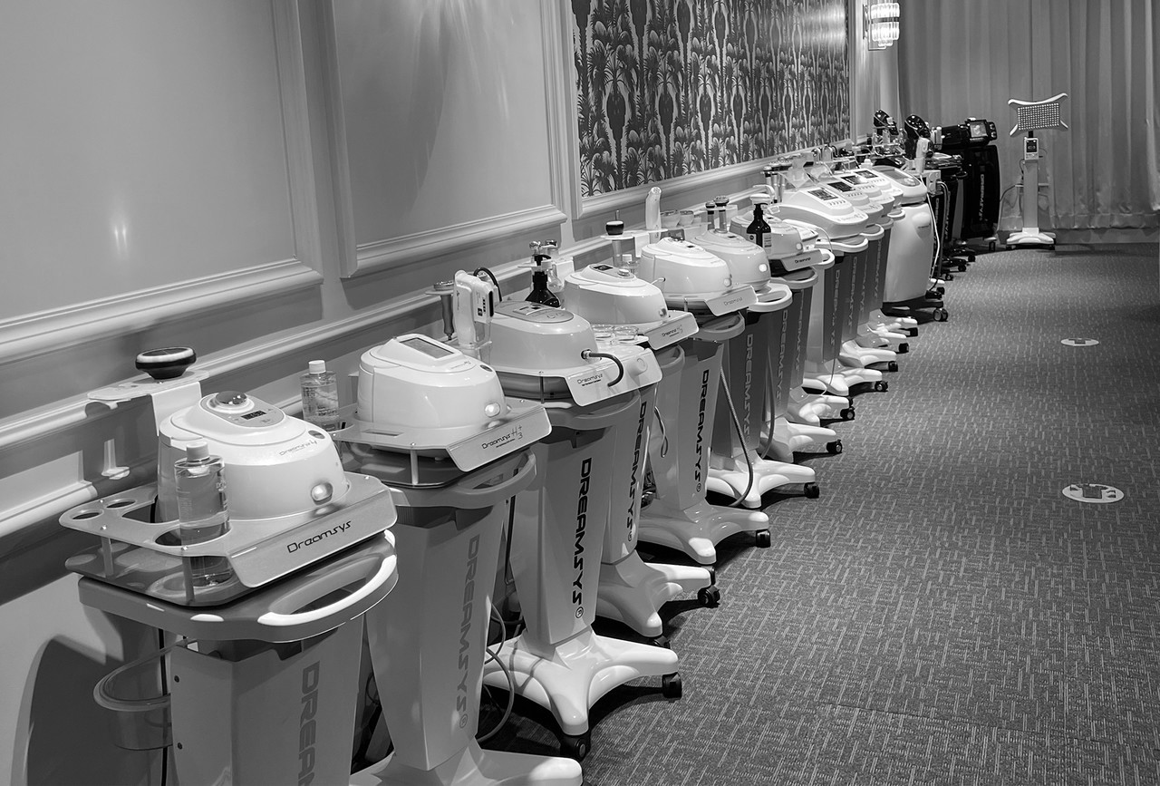 <h1 style="text-align: center; font-size:40px;">개발제조</h1><p style="text-align: center; font-size: 18px; font-weight: 300; line-height: 25px; padding: 0 100px;">특허기술 기반으로 연구개발부터 생산, 제조까지 전 과정을 자체 수행하며 고객의 성공을 위해 맞춤형 OEM/ODM 및 안정적인 품질의 토털 솔루션을 제공합니다.</p>