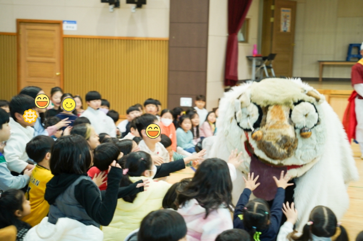 유치원공연 풍물마당놀이 해피에서 아이들이 사자탈과 함께 참여하는 장면