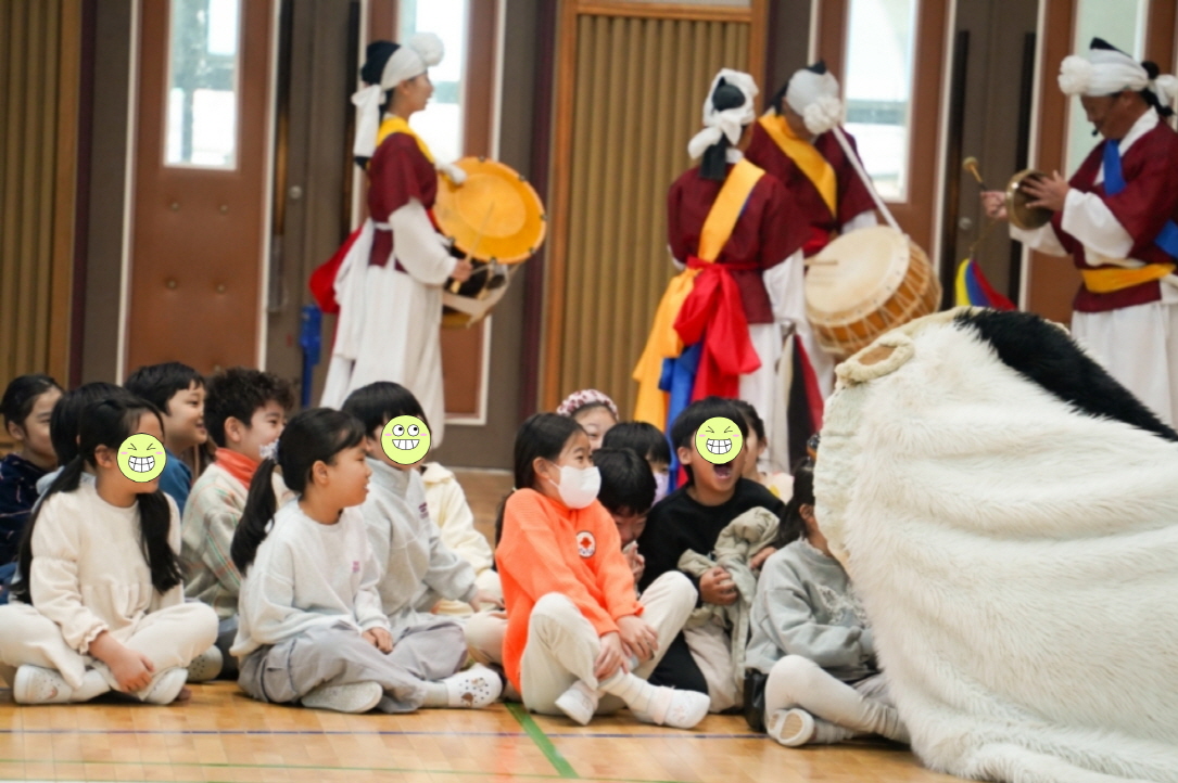 유치원공연 풍물마당놀이 해피에서 아이들이 사자탈을 보며 크게 웃고 몰입하는 장면