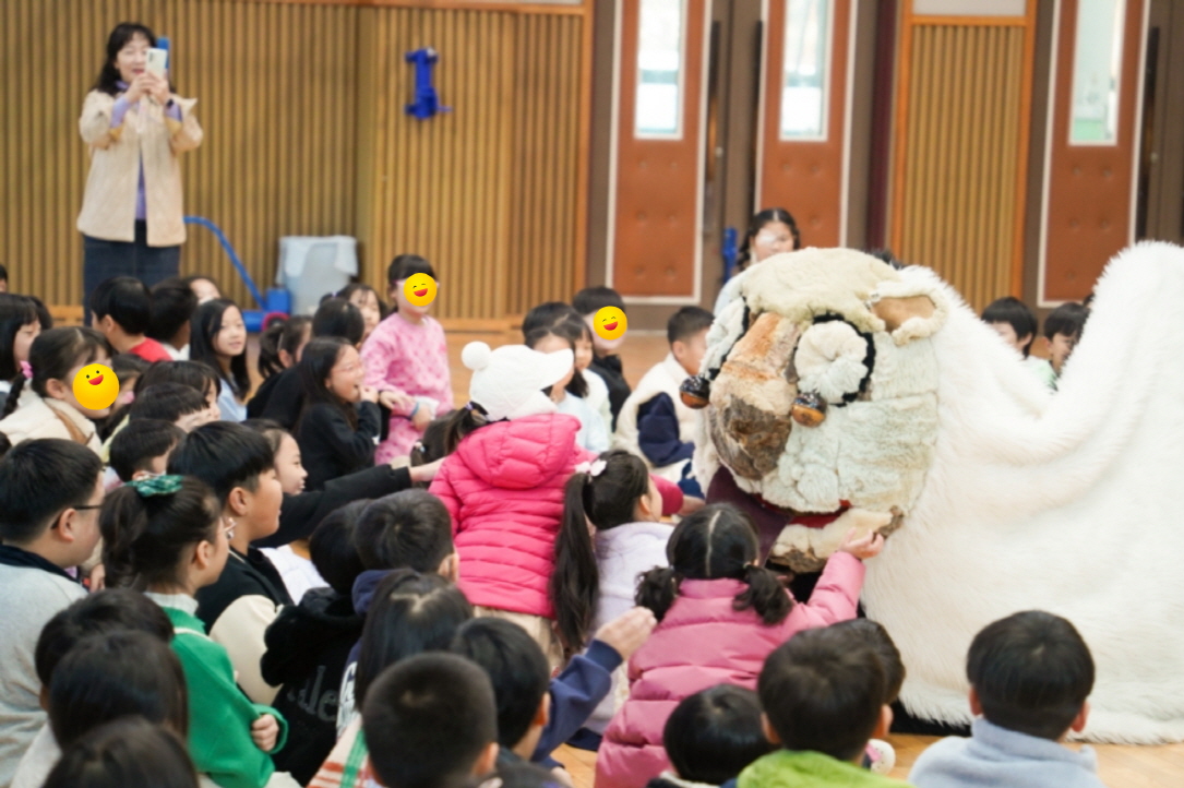 유치원공연 풍물마당놀이 해피에서 아이들이 사자탈에 다가가 직접 교감하는 장면