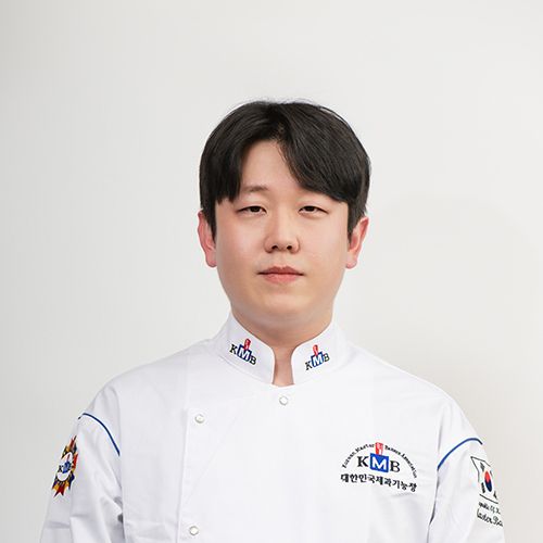 <div><span style="font-size: 18px; font-weight: bold;">구원욱</span><br><span style="font-size: 14px; font-weight: normal;">메츠과자점/부장<br>부산시 남구 수영로 266번길 46<br><br></span></div>