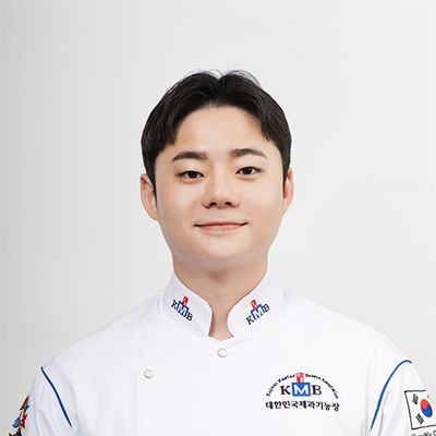 <div><span style="font-size: 18px; font-weight: bold;">나준수</span><br><span style="font-size: 14px; font-weight: normal;">슬로우 오븐/부장<br>경남 창원시 진해구 속천로23번길 2<br><br></span></div>