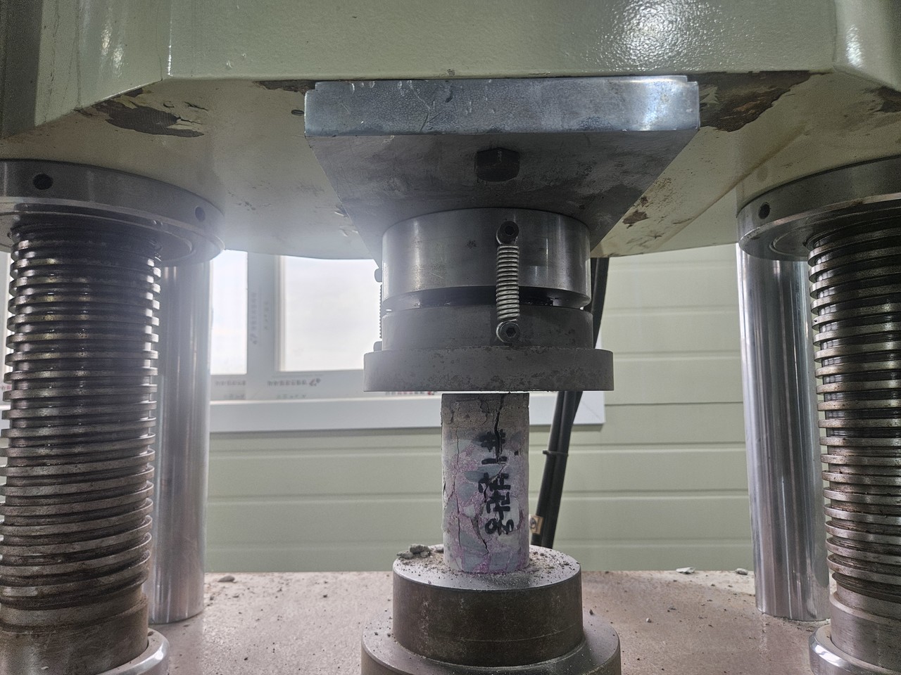 <span style="font-size: 16px;"><strong>【콘크리트  압축강도 시험】</strong></span></p>