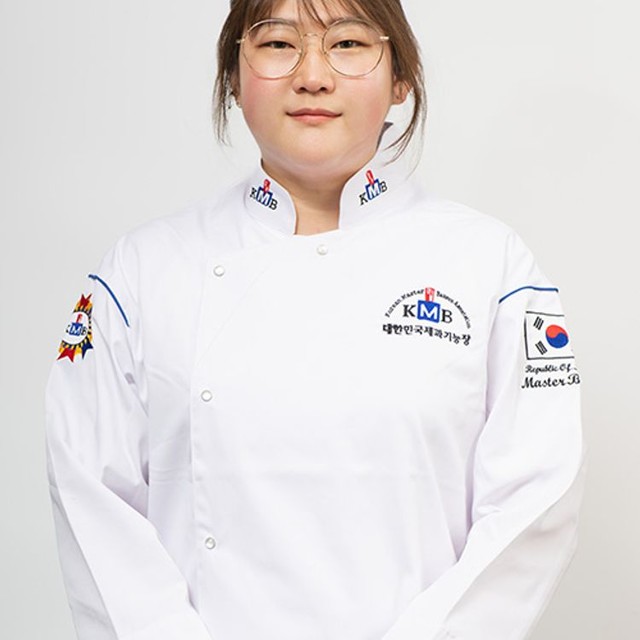 <div><span style="font-size: 18px; font-weight: bold;">이수정</span><br><span style="font-size: 14px; font-weight: normal;">K헤밍웨이베이커리카페/과장<br>경기도 성남시 분당구 대왕판교로34번길 21<br><br></span></div>