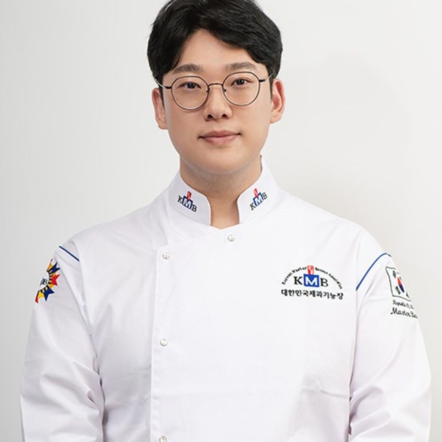 <div><span style="font-size: 18px; font-weight: bold;">문성욱</span><br><span style="font-size: 14px; font-weight: normal;">부산롯데호텔/주임<br>부산시 부산진구 가야대로 772<br><br></span></div>