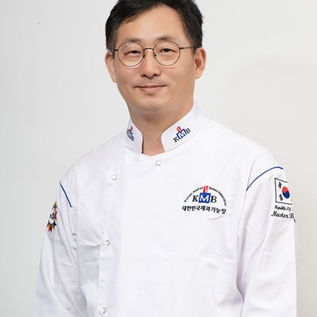 <div><span style="font-size: 18px; font-weight: bold;">이상호</span><br><span style="font-size: 14px; font-weight: normal;">상호/직함<br>대구시 동구 신암로 88<br><br></span></div>