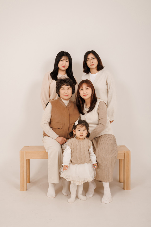 <div style="text-align:center; line-height:1.6;">   <div style="font-size:14px; font-weight:600; color:#111;">가족 사진</div>   <div style="font-size:12px; color:#777;">Family Portrait</div> </div>