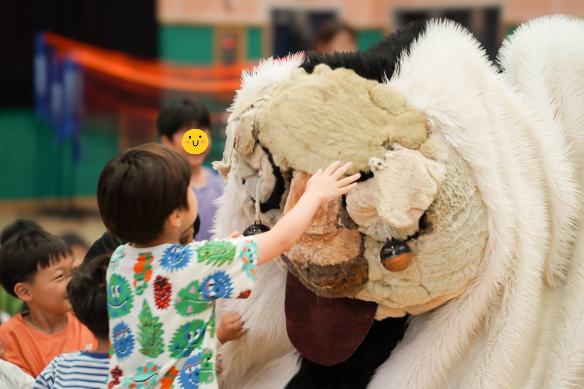 유치원 원아가 강아지탈 해피를 직접 만지며 교감하는 참여형 전통공연 풍물마당놀이 해피 현장
