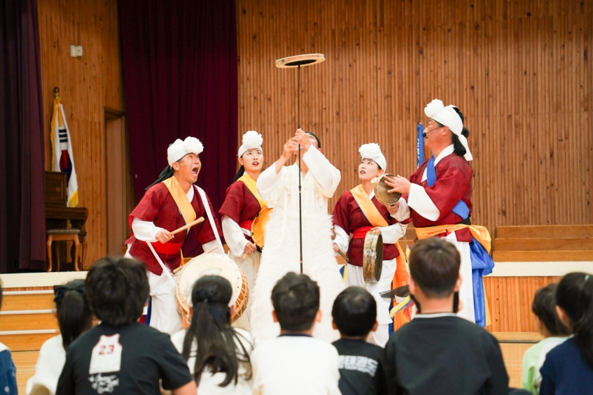 유치원 강당에서 버나놀이를 선보이며 아이들 앞에서 전통연희를 펼치는 풍물마당놀이 해피 공연 현장