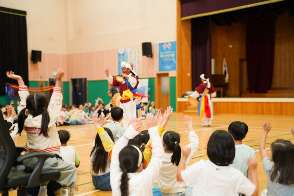 유치원 강당에서 출연자의 호응에 맞춰 아이들이 손을 들고 적극 참여하는 체험형 전통공연 풍물마당놀이 해피 현장
