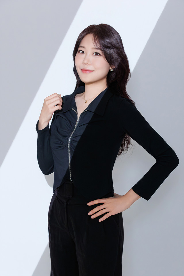 <div style="text-align:center; line-height:1.6;">   <div style="font-size:14px; font-weight:600; color:#111;">프로필 사진</div>   <div style="font-size:12px; color:#777;">Profile Portrait</div> </div>