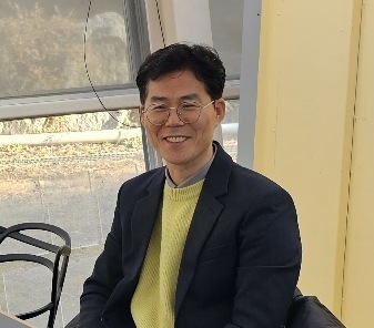 <br><h6 style="text-align: left;"><span style="color:#01b552; font-size: 25px;">황경철 팀장</span></h6>  <p style="text-align: left;">영역 및 직능 사역 책임</span></p>