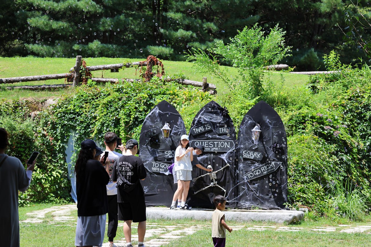 벚꽃과 함께 맞이한 인생의 꽃갈피 벗(友)꽃놀자(매년 4월 경, 벚꽃 흩날릴 때) Cherry Blossoms, Blooming Bookmark on the Pages of Life FRIENDSHIP BLOSSOMS PARTY(Every April, during the cherry blossom season)