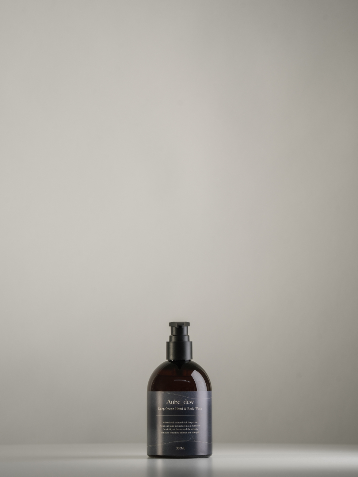 Deep Ocean Hand & Body Wash _ 씻어내는 순간에도 수분과 감각을 남겨, 샤워 후의 몸을 차분하게 정돈하는 바디워시