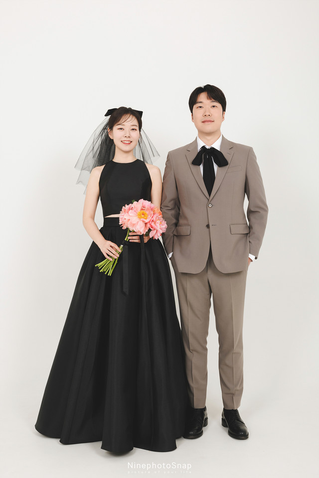 <div style="text-align:center; line-height:1.6;">   <div style="font-size:14px; font-weight:600; color:#111;">웨딩 사진 </div>   <div style="font-size:12px; color:#777;">Wedding Portrait</div> </div>