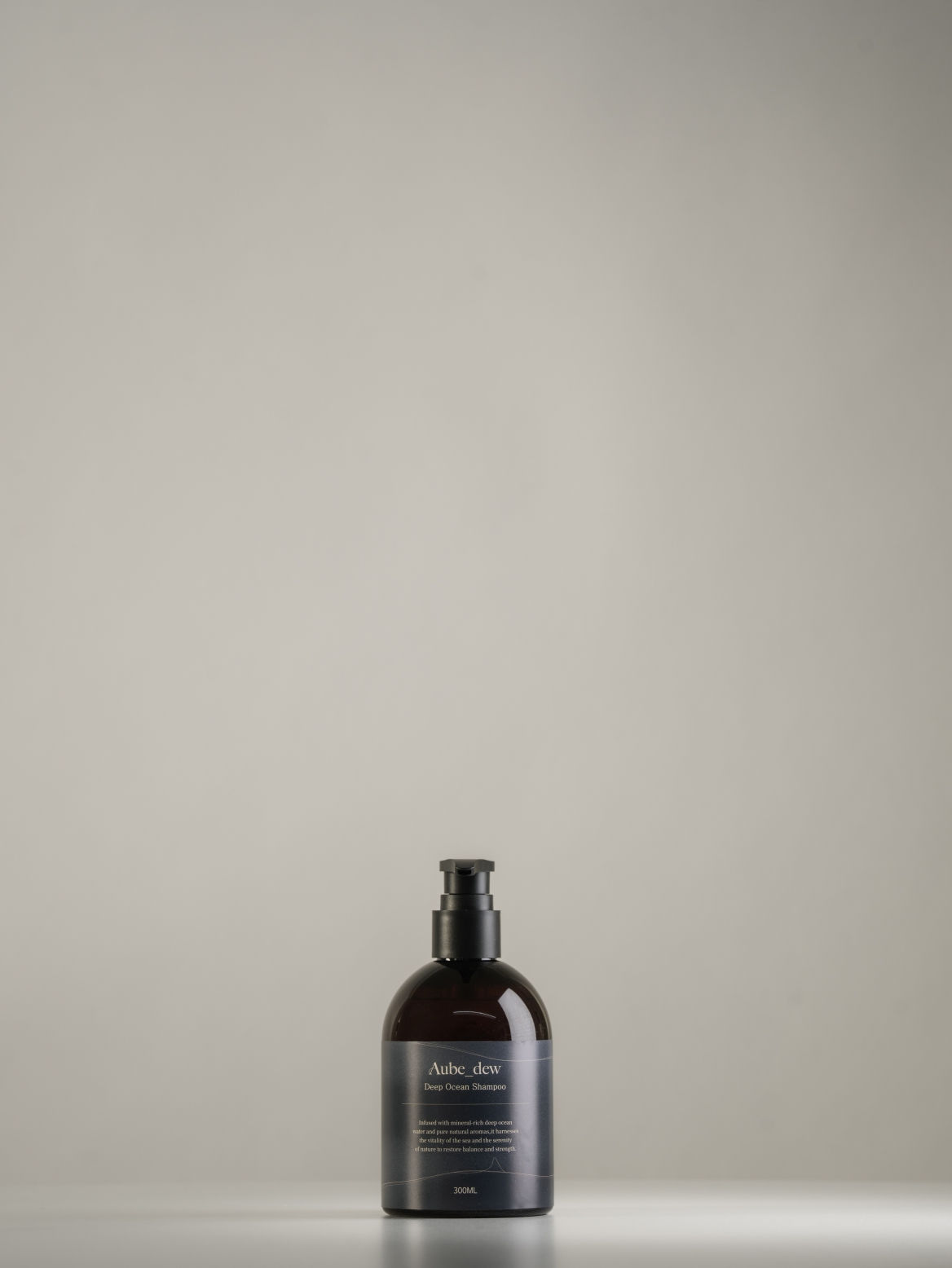 Deep Ocean Shampoo : 두피와 모발의 균형을 깨지 않으면서 하루의 노폐물만 부드럽게 씻어내는 데 집중한 데일리 샴푸