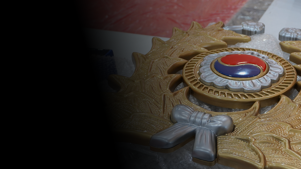 <section class="hero-scan">   <div class="hero-scan__content">     <p class="hero-scan__title">       3D프린팅 <span class="service-accent">서비스</span>     </p>      <p class="hero-scan__desc">       SLA, SLS, PolyJet, 풀컬러 3D프린팅 서비스     </p>      <a href="https://www.3dscankorea.com/3dprinting_service"        class="hero-scan__btn">       더 알아보기     </a>   </div> </section>  <style>   .hero-scan{     position: relative;     width: 100%;     aspect-ratio: 16 / 9;     border-radius: 24px;     overflow: hidden;     background:       url("YOUR_IMAGE_URL_HERE") center / cover no-repeat;   }    .hero-scan::before{     content:"";     position:absolute;     inset:0;     background: linear-gradient(       90deg,       rgba(0,0,0,0.75) 0%,       rgba(0,0,0,0.55) 40%,       rgba(0,0,0,0.15) 70%,       rgba(0,0,0,0.00) 100%     );   }    .hero-scan__content{     position: relative;     height:100%;     display:flex;     flex-direction:column;     justify-content:center;     align-items:flex-start;     padding: clamp(20px, 4vw, 56px);     color:#fff;     gap:6px;     max-width: 680px;   }    .hero-scan__title{     margin:0 0 6px 0;     font-size:48px;     font-weight:800;     line-height:1.1;     letter-spacing:-0.02em;   }    /* 🔹 서비스 단어만 컬러 강조 */   .service-accent{     color:#17cc5f;   }    .hero-scan__desc{     margin:0;     font-size:18px;     font-weight:400;     opacity:0.9;     line-height:1.35;   }    .hero-scan__btn{     margin-top:14px;     padding:14px 26px;     border-radius:999px;     background:#fff;     color:#111;     font-size:16px;     font-weight:800;     text-decoration:none;     box-shadow:0 10px 24px rgba(0,0,0,0.25);     transition: transform .15s ease, box-shadow .15s ease;   }    .hero-scan__btn:hover{     transform: translateY(-2px);     box-shadow:0 14px 30px rgba(0,0,0,0.30);   }    @media (max-width: 768px){     .hero-scan__title{ font-size:32px; }     .hero-scan__desc{ font-size:16px; line-height:1.35; }   } </style>