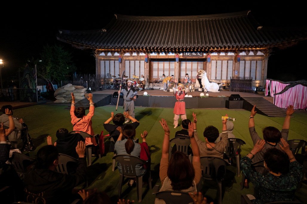 전주 한옥마을 상설 공연의 대명사, 합굿마을 '용을 쫓는 사냥꾼' - 2021년 관객 밀착형 마당놀이 현장