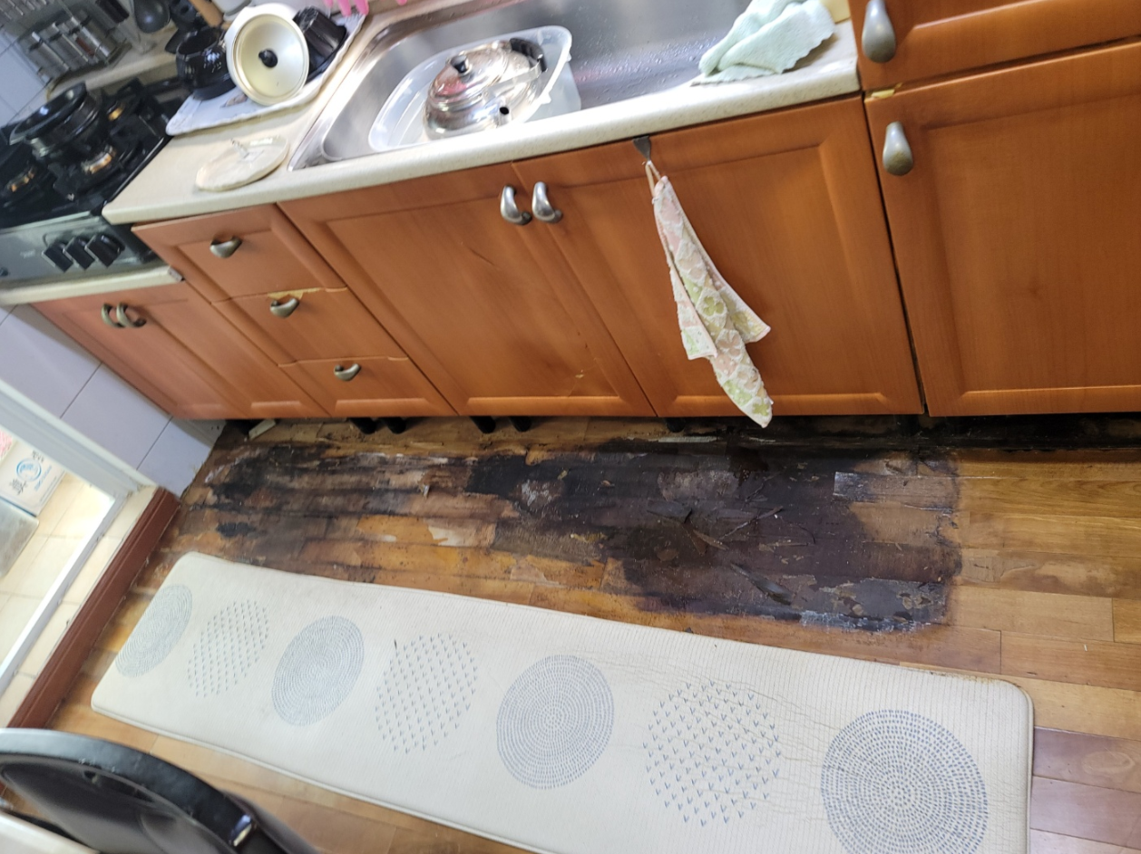 싱크대 앞 마루변색 원인