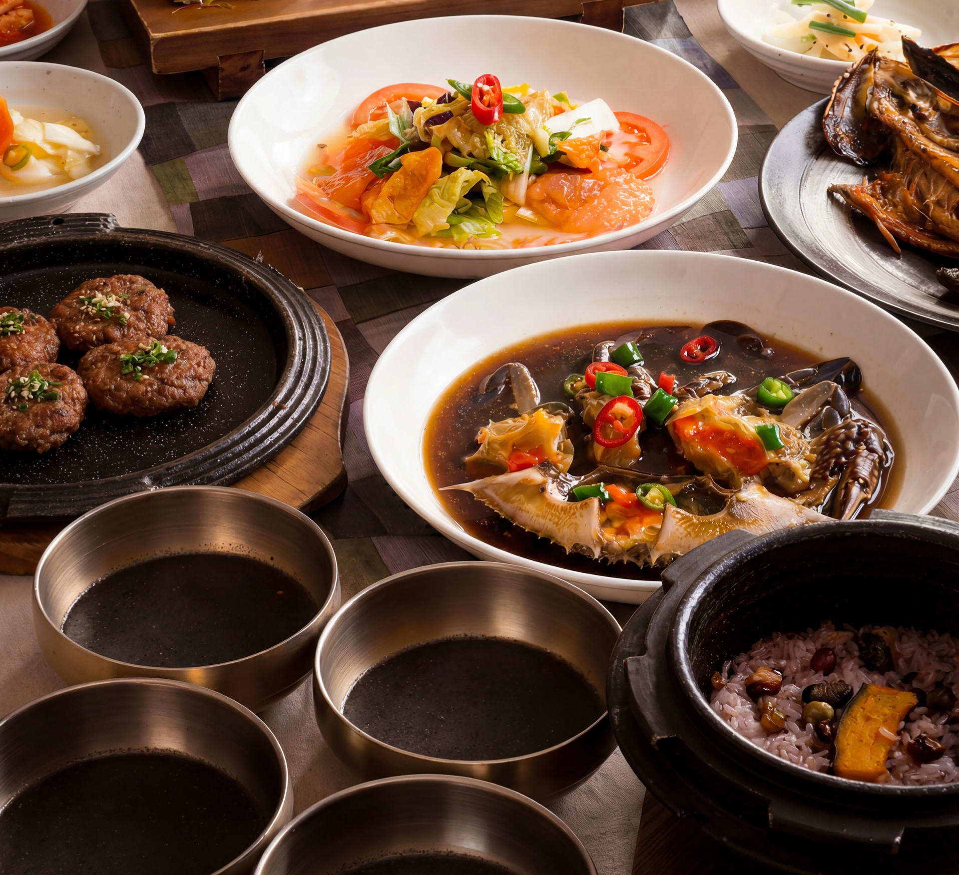 <span class="menutype-mo">코스요리</span><span>계절의 흐름을 따라 정갈하게 이어지는<br>프리미엄 코스 한 상</span>