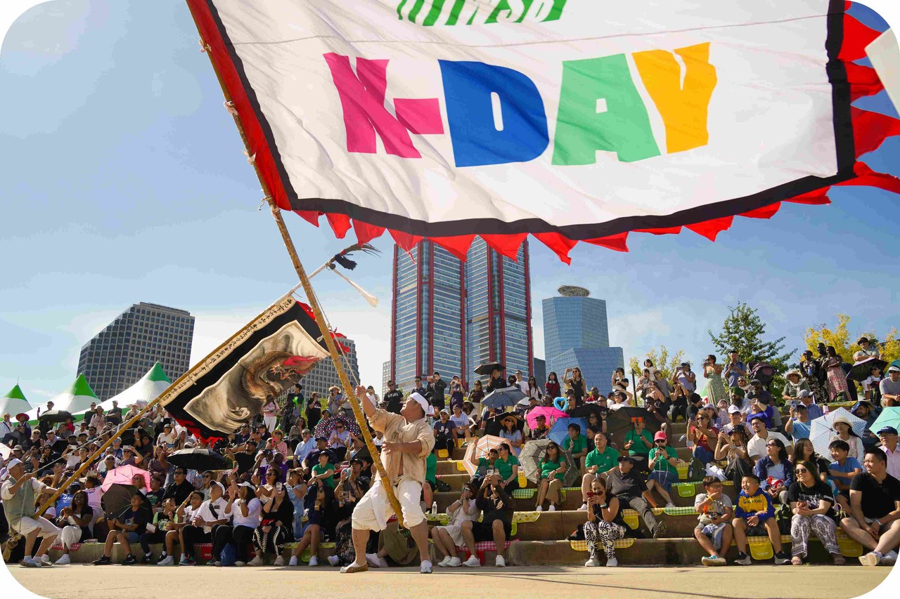 여의도 한강공원에서 열린 WSB 인센티브 투어 K-DAY 행사에서 기업 로고가 새겨진 커스텀 브랜딩 깃발로 공연하는 모습