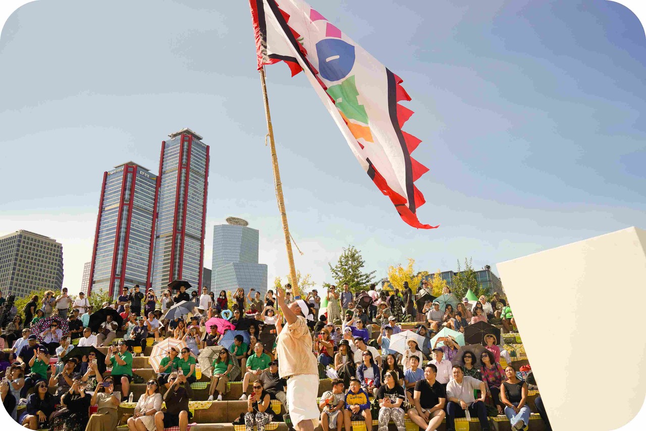 서울 여의도 랜드마크 빌딩을 배경으로 수많은 외국인 관객들에게 대형 깃발 퍼포먼스를 선보이며 한국 문화를 알리는 글로벌 MICE 행사 초청공연