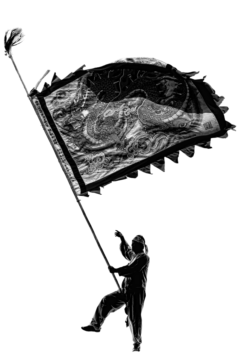 전주기접놀이 무형문화재 보유자의 용깃발 놀이 실루엣 사진. 전주를 대표하는 전통 연희 공연의 정통성과 합굿마을의 전문성을 보여주는 예술 기록