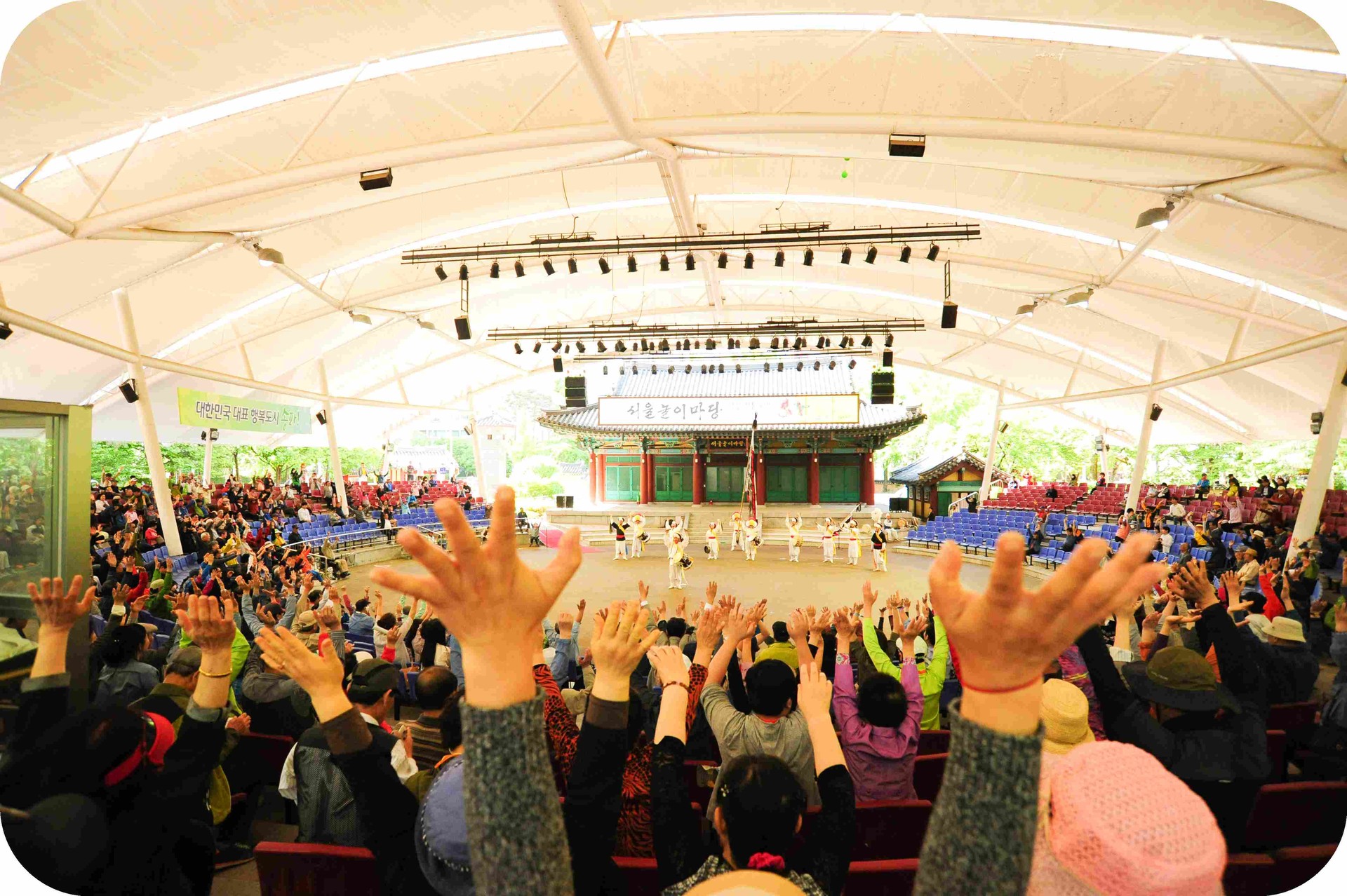 서울 송파구 서울놀이마당 대형 무대에서 수만 명의 관객들이 손을 들어 환호하며 열광하는 연희공연 기접의 축제 현장