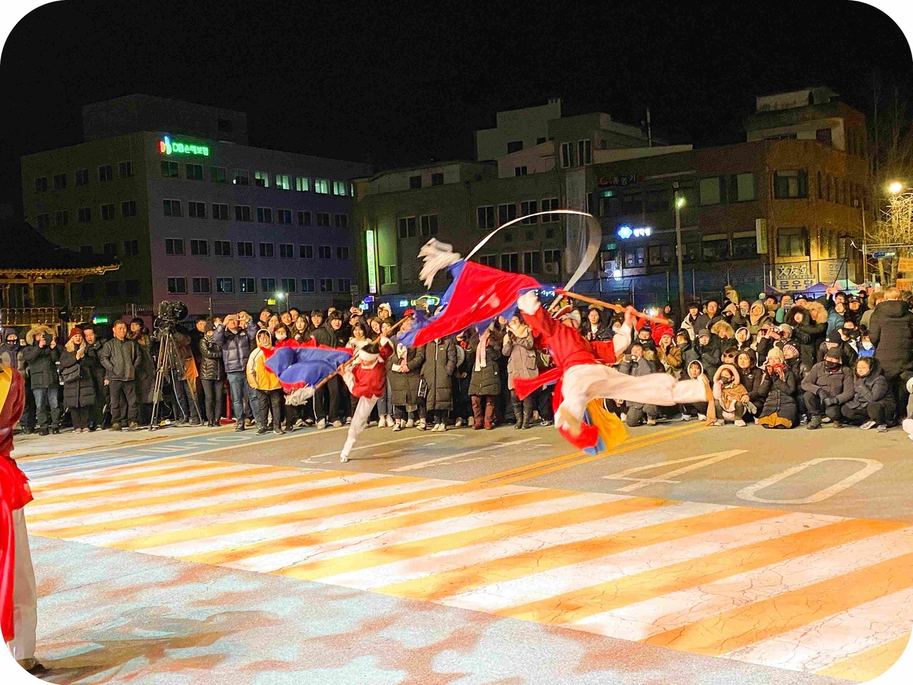 전주재야축제 도로 위 특설 무대에서 연희자가 역동적인 공중회전 기술을 선보이며 새해를 맞이하는 시민들에게 폭발적인 에너지를 전달하는 순간