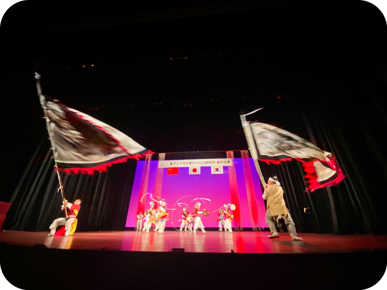 일본 시즈오카현 그란쉽 공연장 동아시아 문화도시 축제 메인 무대에 초청되어 화려한 무대 조명 아래 한국 전통 기접의 위용을 세계에 알리는 글로벌 공연 실황