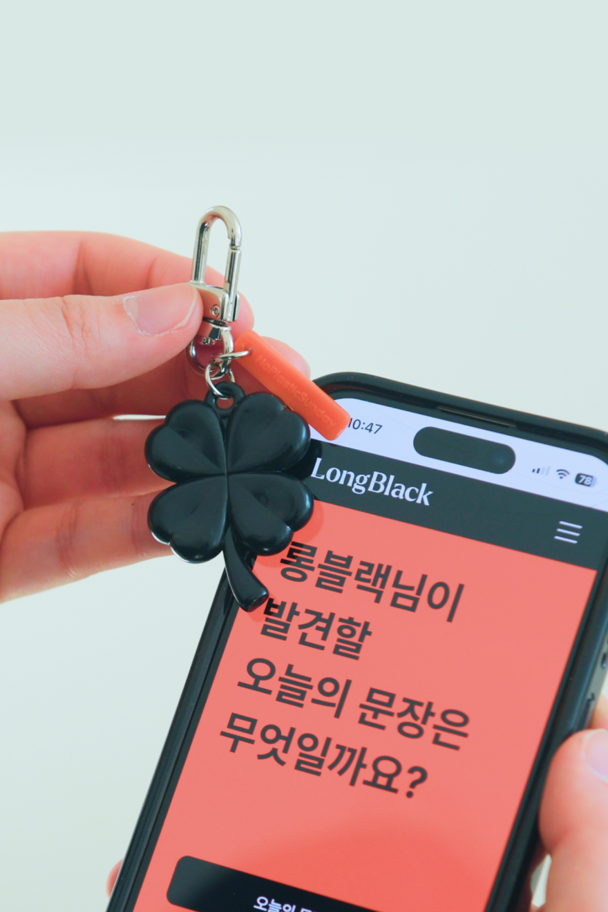 <div style="margin-left: 10px;">   <h4>브랜딩 굿즈</h4>   <p>브랜드의 디지털 경험 담은 스마트 굿즈</p> </div>