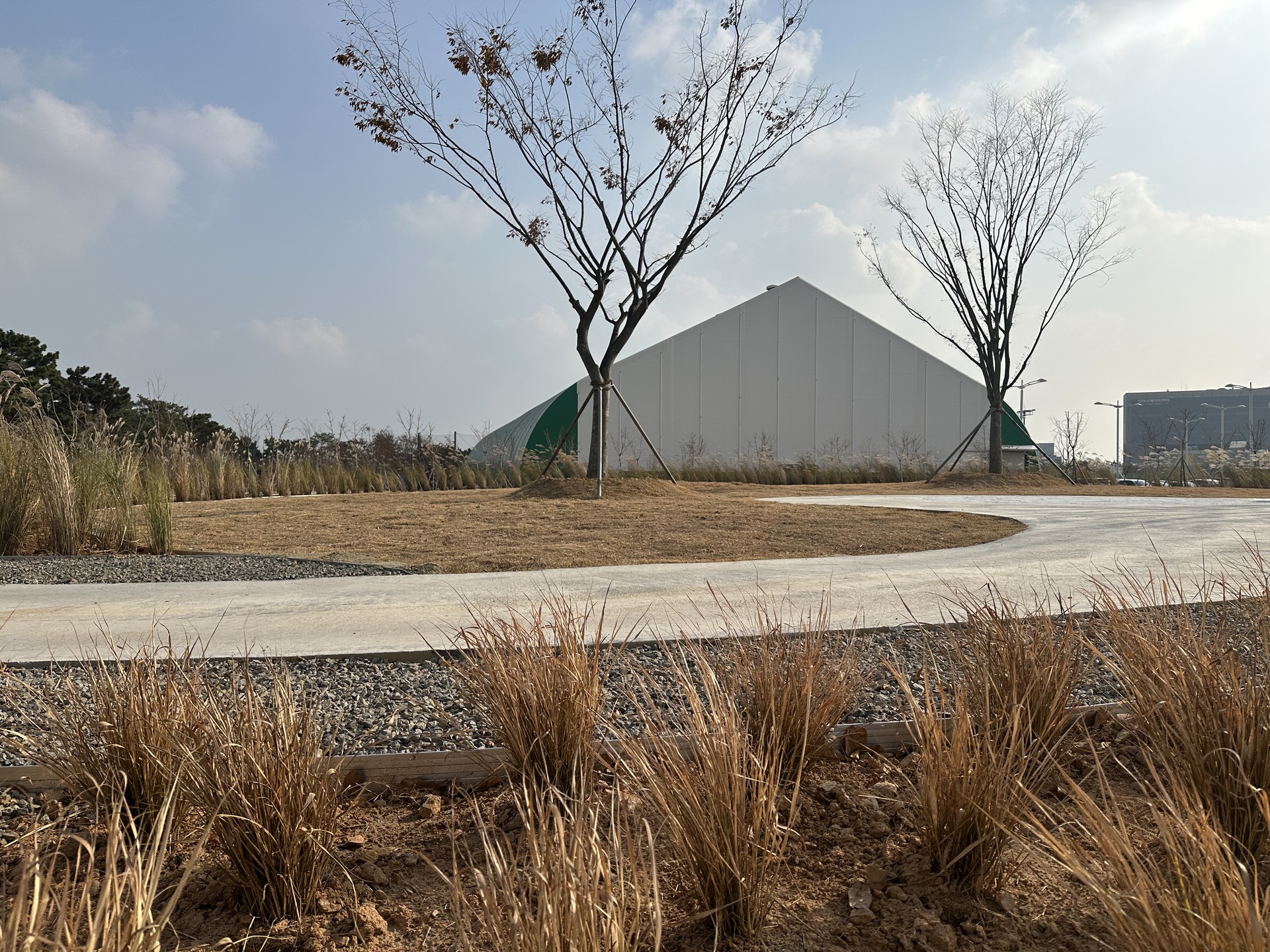 <p style="text-align: center; line-height: 1.15;"><span style="font-size: 20px; color: rgb(255, 255, 255);">[2025]</span></p>  <p style="line-height: 1.15; text-align: center;"><span style="color: #FFF;"><span style="font-size: 60px;">인천공항공사 기억의 언덕</span></span></p>  <p style="line-height: 1.15; text-align: center;"><span style="font-size: 30px; color: #FFF;">Runway to Forest</span></p>