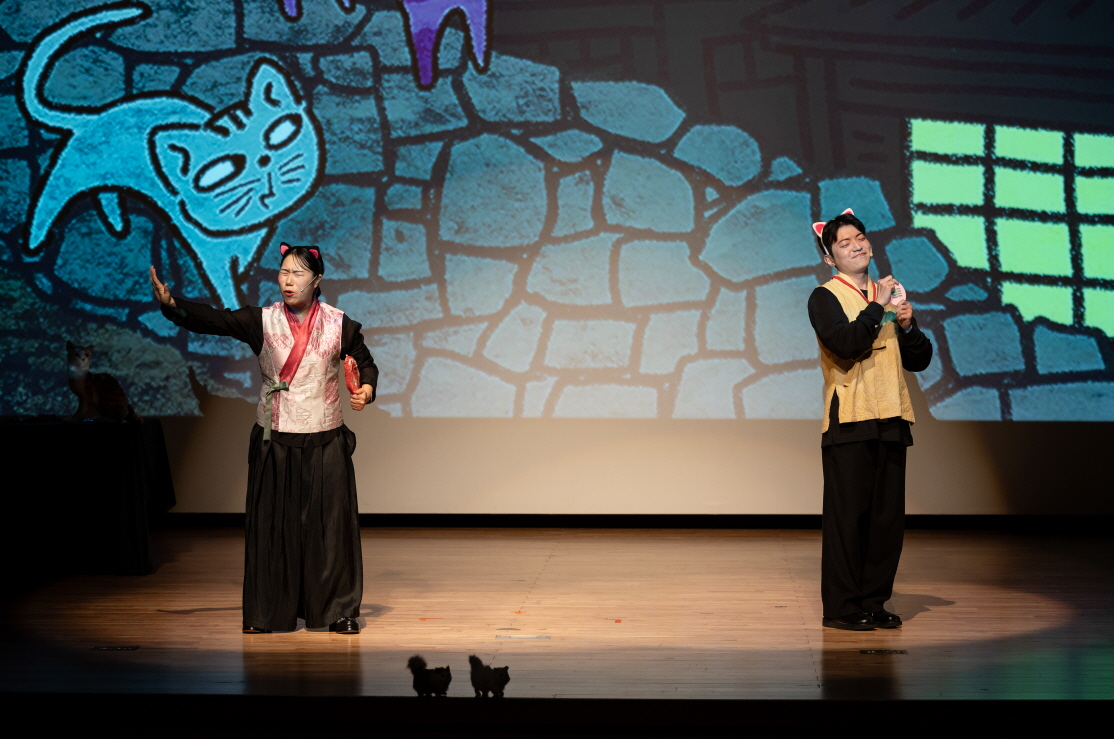 도서관 찾아가는 공연 - 합굿마을 어린이 마당놀이 '나는 고양이로소이다' 주인공 캐릭터들이 코믹한 연기하는 모습