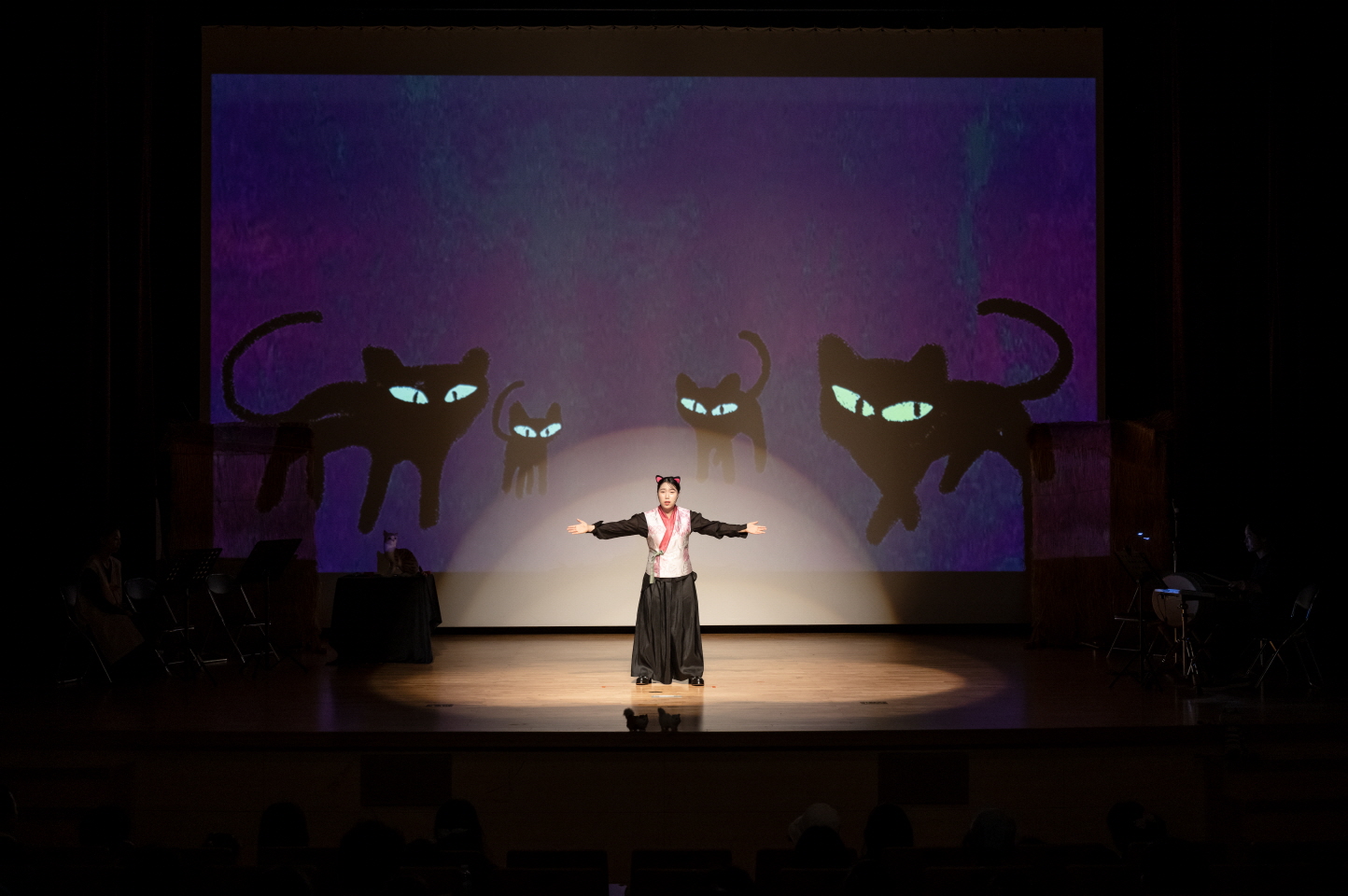 일러스트와 무대가 결합된 콘텐츠 공연 ‘나는 고양이로소이다’ 대표 장면