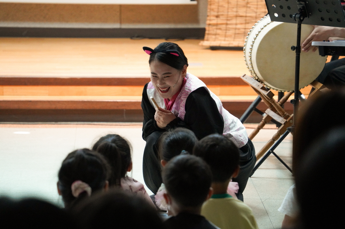도서관에서 진행된 참여형 아동 가족 공연 ‘나는 고양이로소이다’ 배우와 아이들의 직접 소통 장면