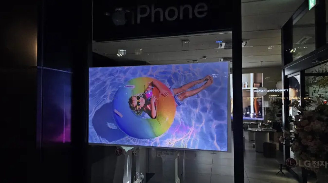 유리에도 쉽게 적용되어 스크린으로 변하고 쉽게 제거되는 리어 스크린페인트