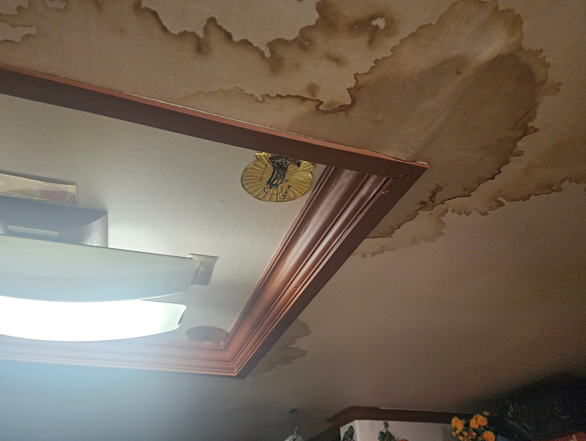 서울 아파트 우물천장 몰딩 주변으로 누수 물자국 발생 사진