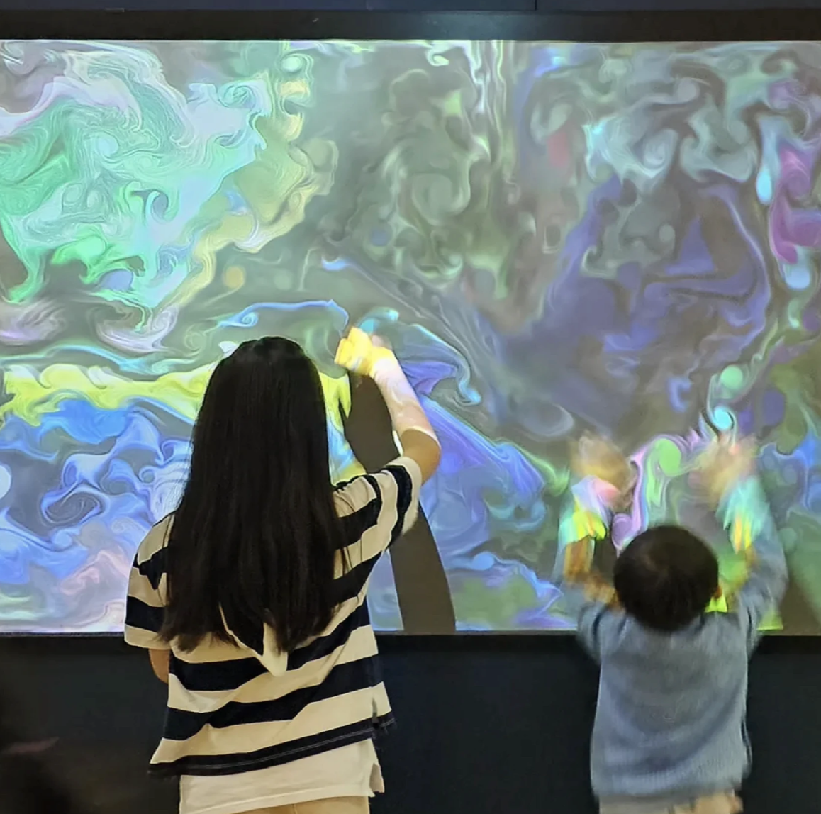 움직임에 반응하는 인터랙티브 프로젝션 콘텐츠 체험 장면