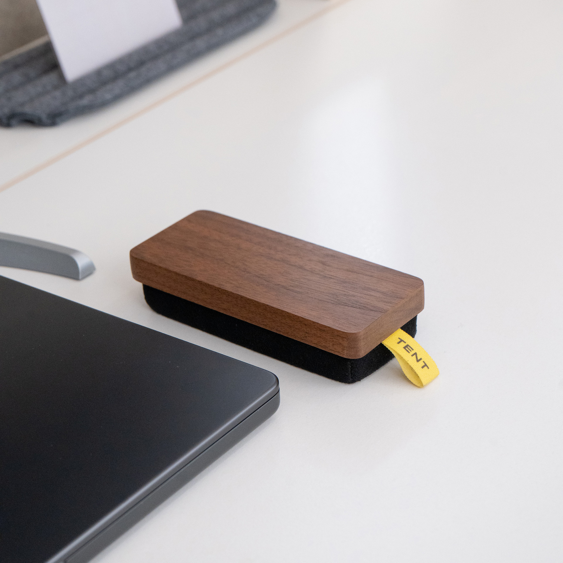 <span style="   line-height: 1em;   font-size: 14px;   letter-spacing: 0.5px;   border: 1px solid white;   margin-bottom: 10px;   padding: 8px;   display: inline-block; ">Read Story</span><br> 물건 탐구 : 절반의 힘으로 더 선명하고 깨끗하게