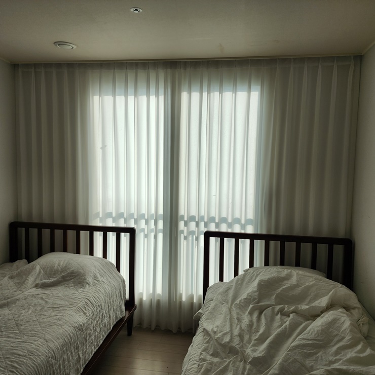 작은방 안방 침실 쉬폰 커튼 설치 시공 추천