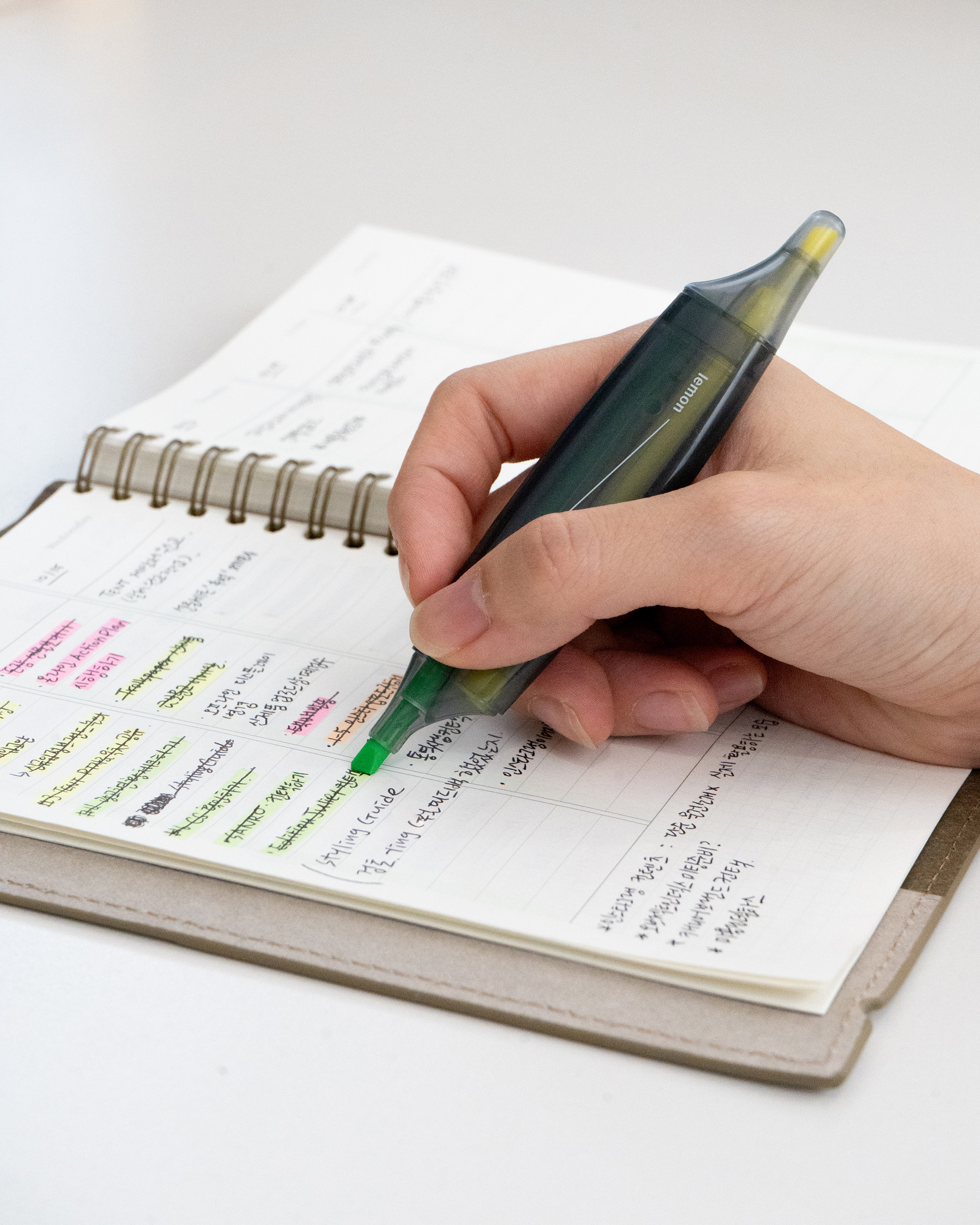 <span style="   line-height: 1em;   font-size: 14px;   letter-spacing: 0.5px;   border: 1px solid white;   margin-bottom: 10px;   padding: 8px;   display: inline-block; ">Work Edition</span><br>FEATURED<br>Highlighter