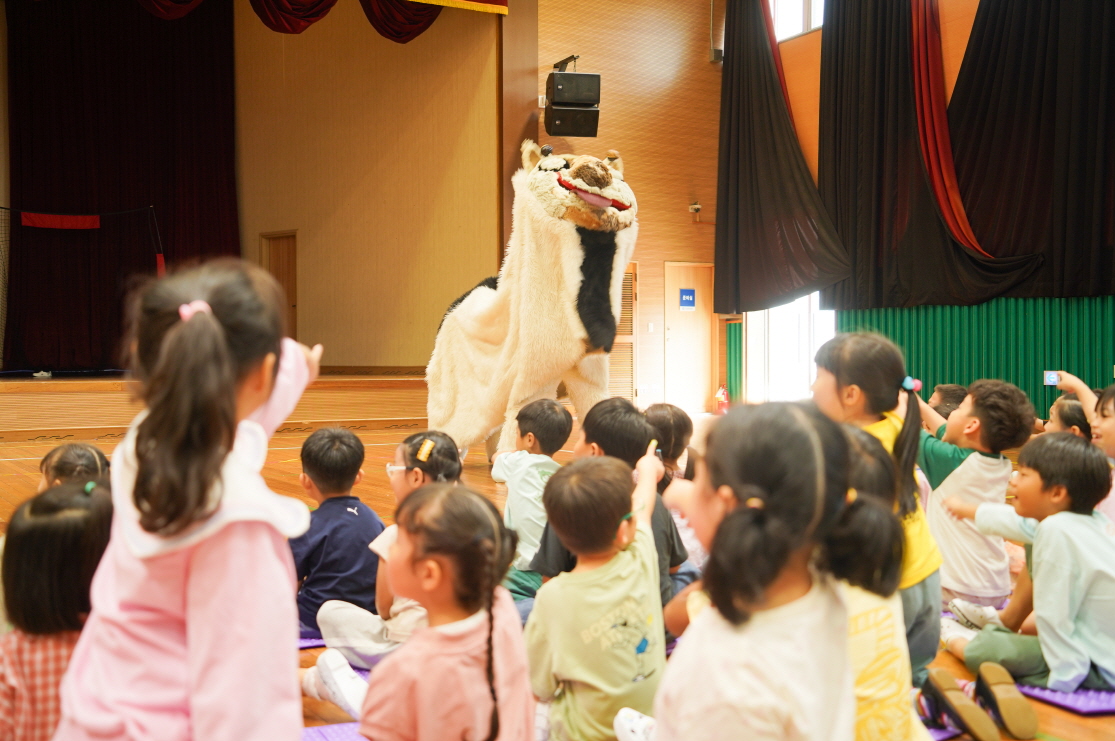 유치원 행사 프로그램 풍물마당놀이 해피, 강당에서 펼쳐지는 사자탈춤 공연과 아이들 반응 모습