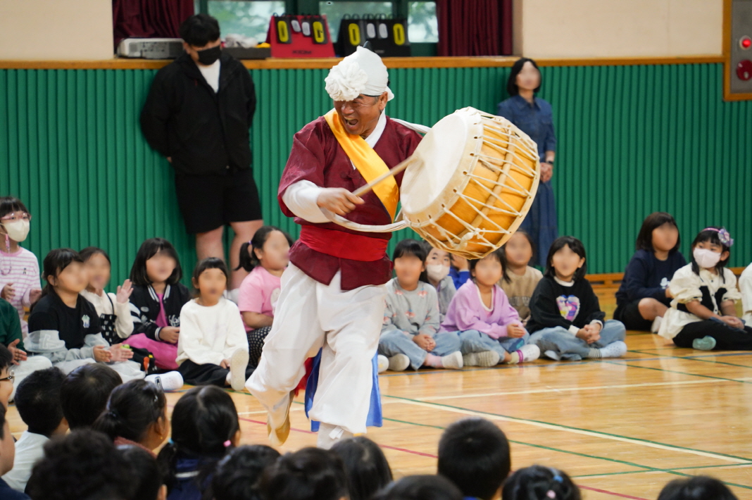 유치원 전통공연 풍물마당놀이 해피, 북놀음 연희 장면과 아이들 관람 모습