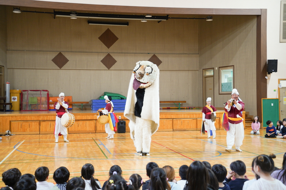 풍물마당놀이 해피 공연에서 전통 사자탈과 풍물패가 함께 펼치는 유치원 체육관 공연 전경