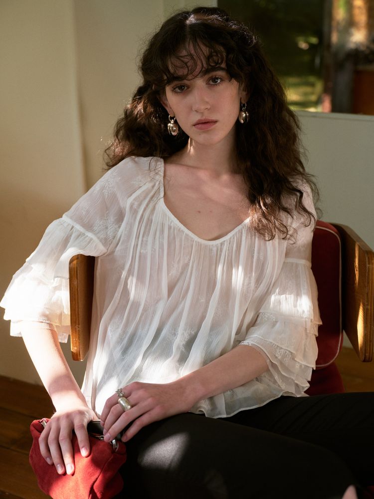 TOCL Light Romantic V-Neck Lace Embroidered Cake Sleeve Top : 오에디 oedi